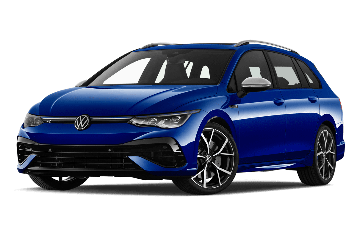 Tiefe, schräge Heckansicht eines VW Golf 8 Variant R, freigestellt
