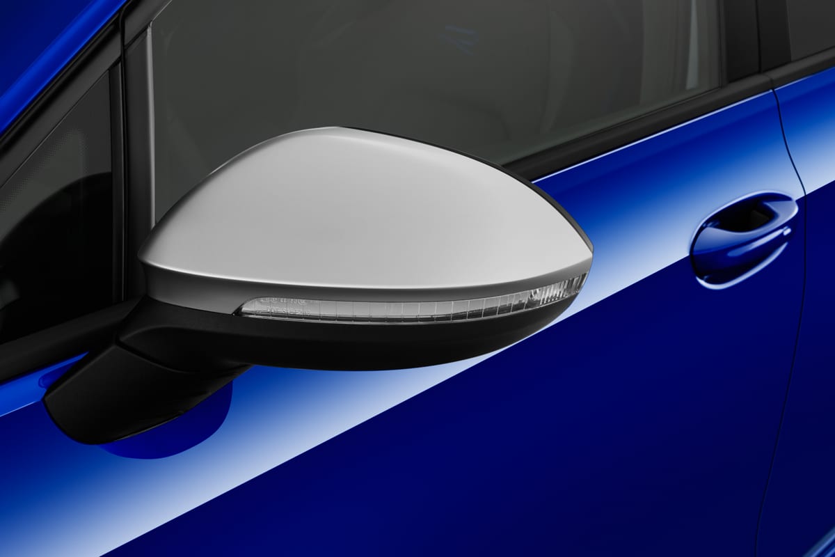 Rückspiegel eines VW Golf 8 Variant R