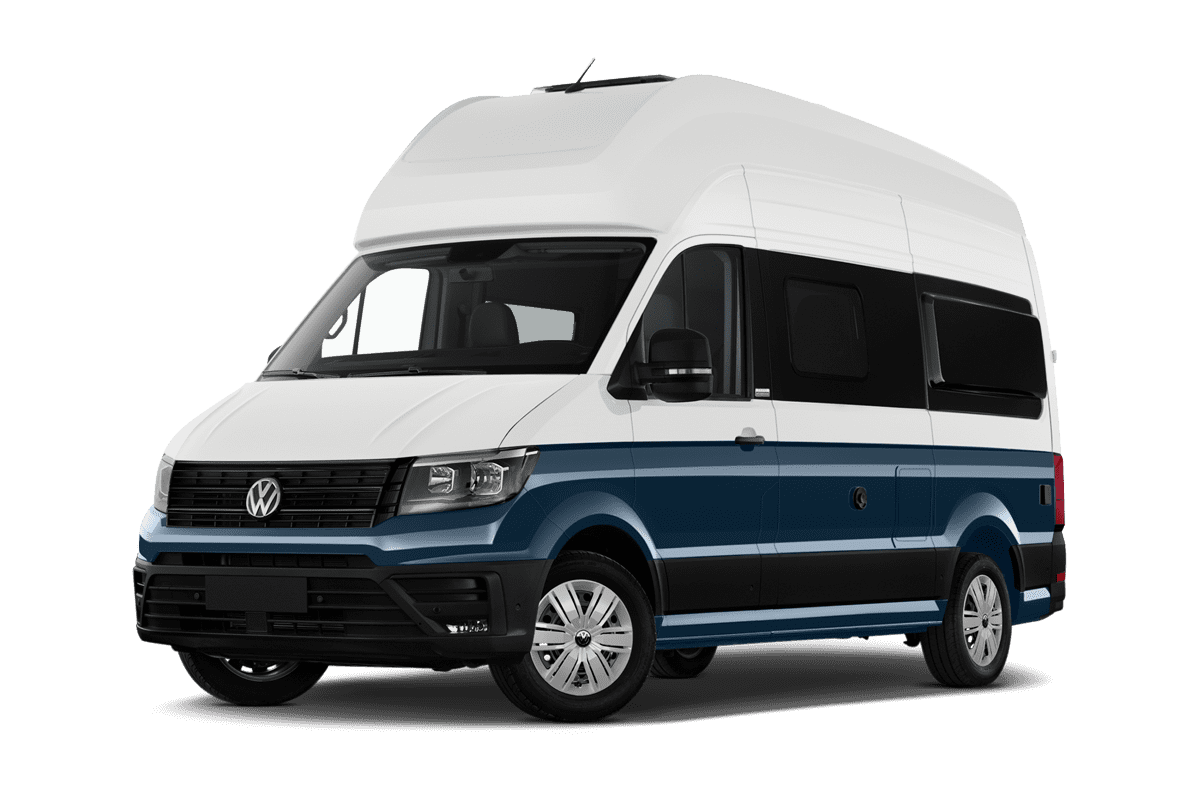 Tiefe, schräge Heckansicht eines VW Grand California , freigestellt