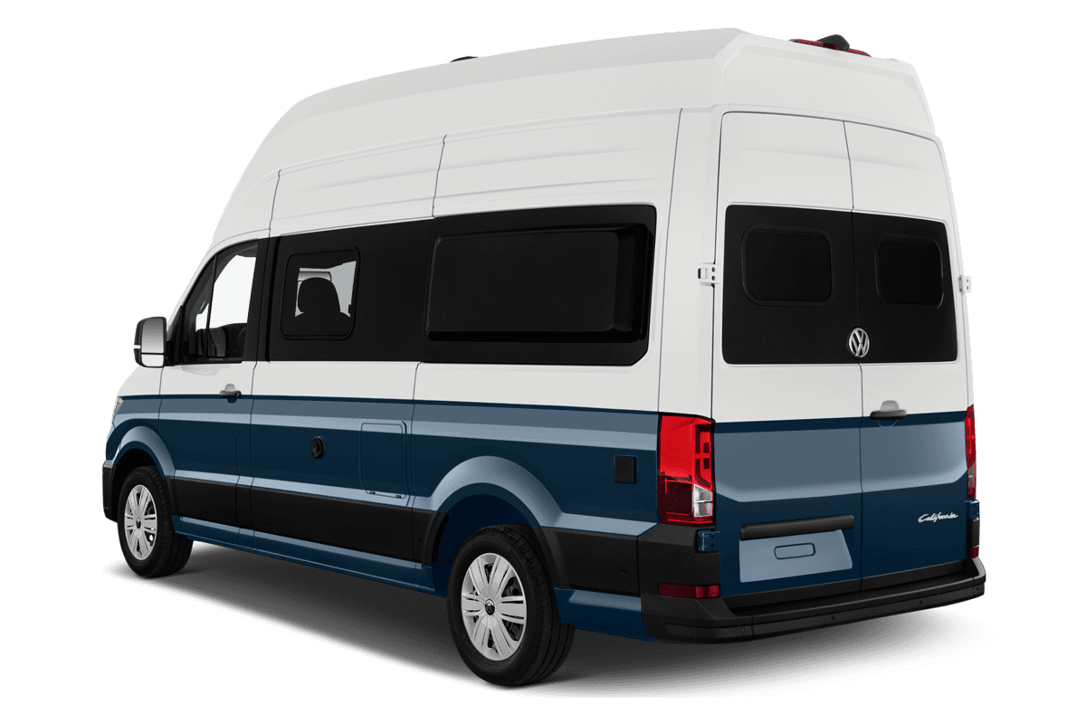 Schräge Heckansicht eines VW Grand California , freigestellt