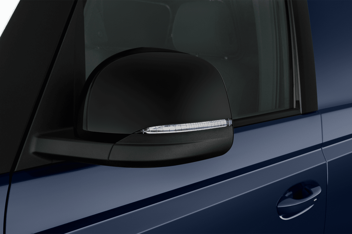 Rückspiegel eines VW ID. Buzz Cargo