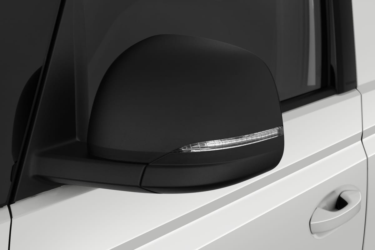 Rückspiegel eines VW ID. Buzz Cargo