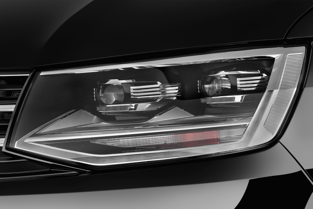 Frontscheinwerfer eines VW Multivan Conceptline