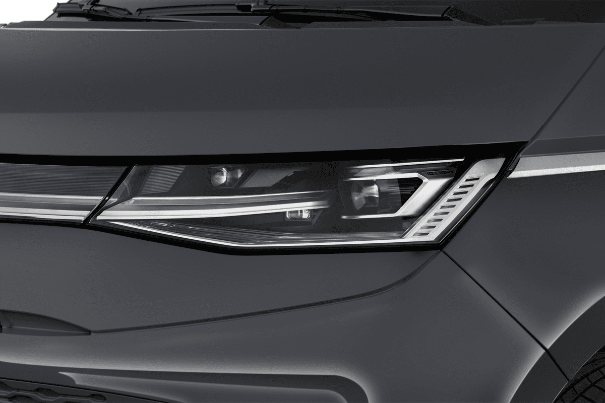 Frontscheinwerfer eines VW Multivan Plug-in-Hybrid