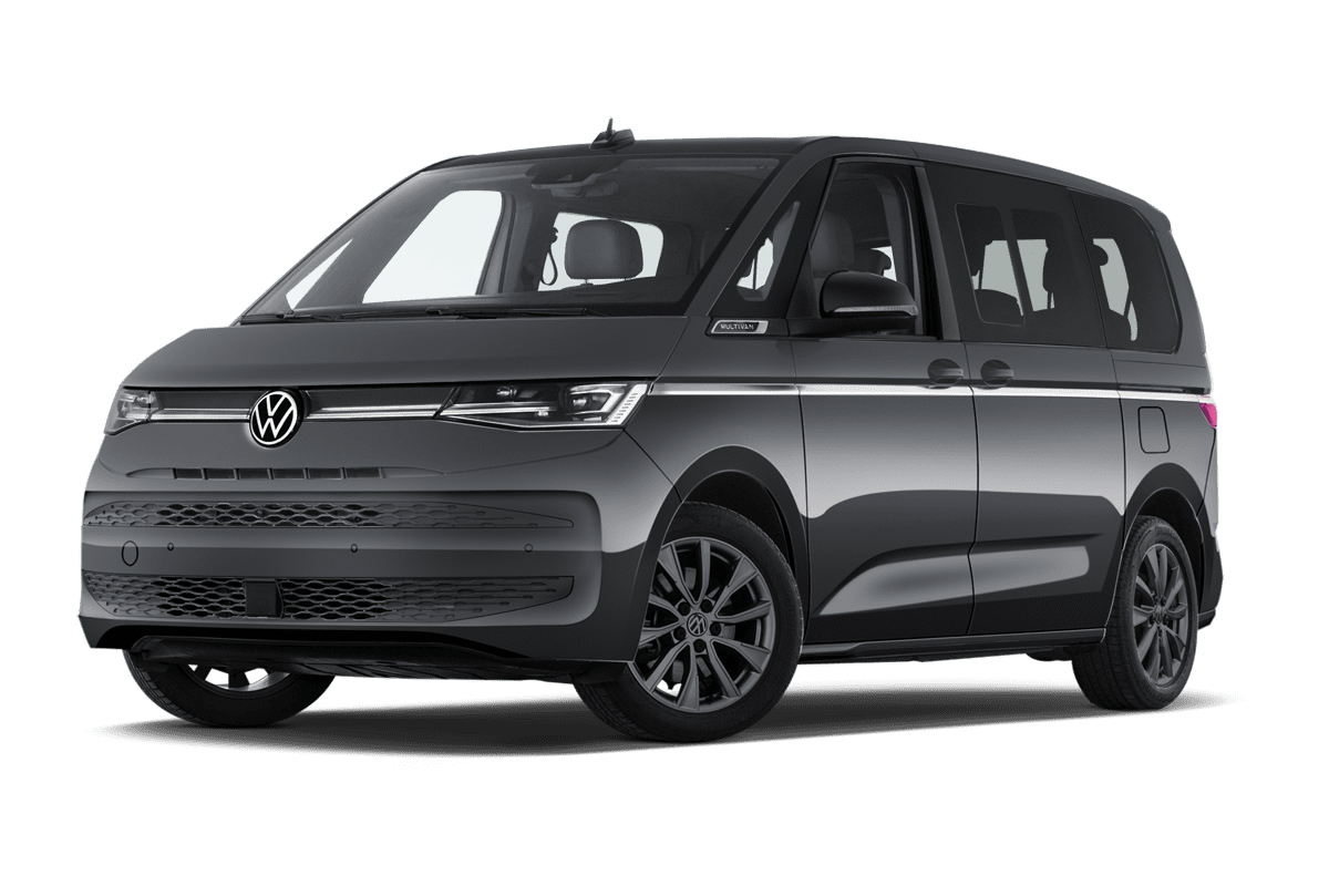 Tiefe, schräge Heckansicht eines VW Multivan Plug-in-Hybrid, freigestellt