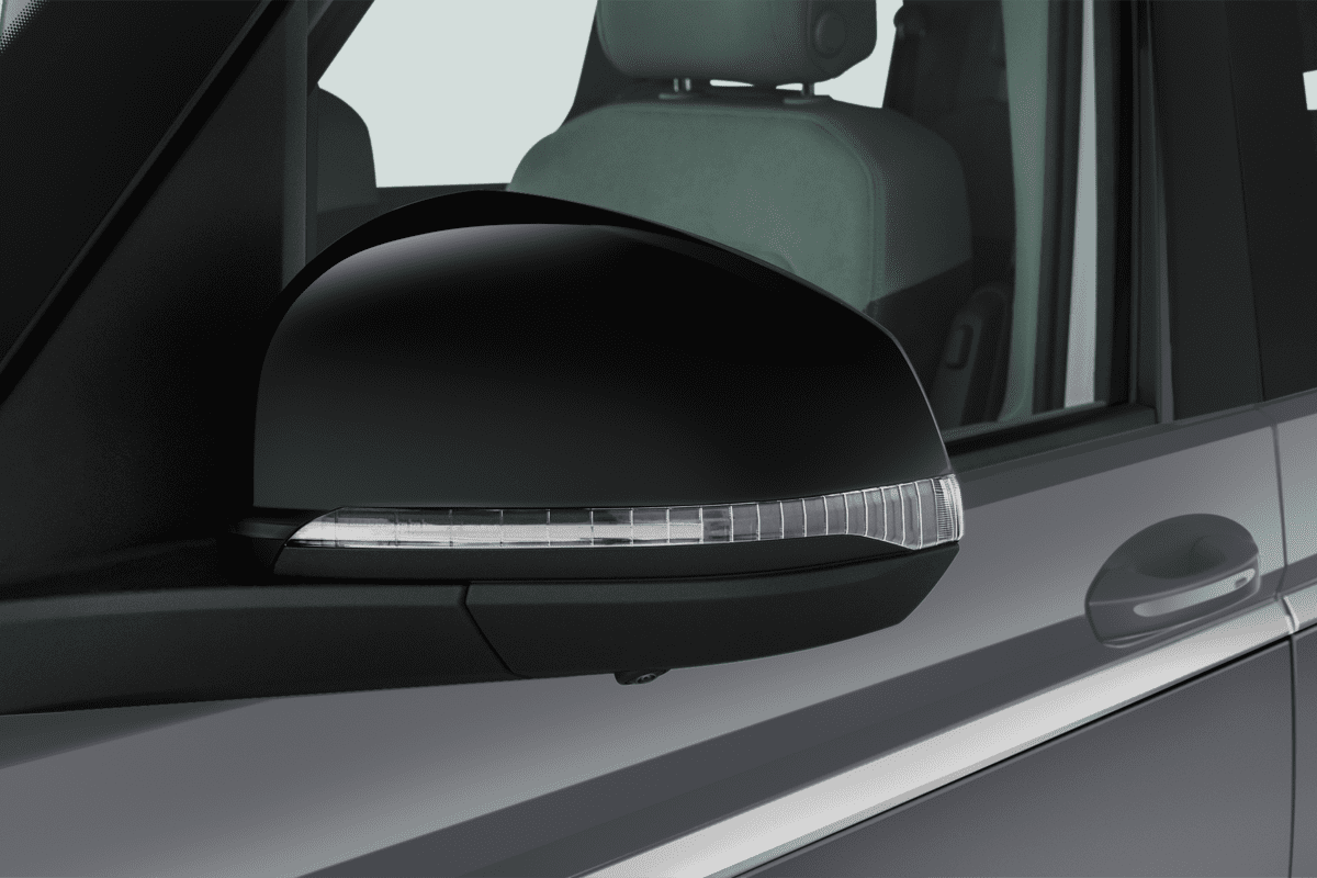 Rückspiegel eines VW Multivan Plug-in-Hybrid