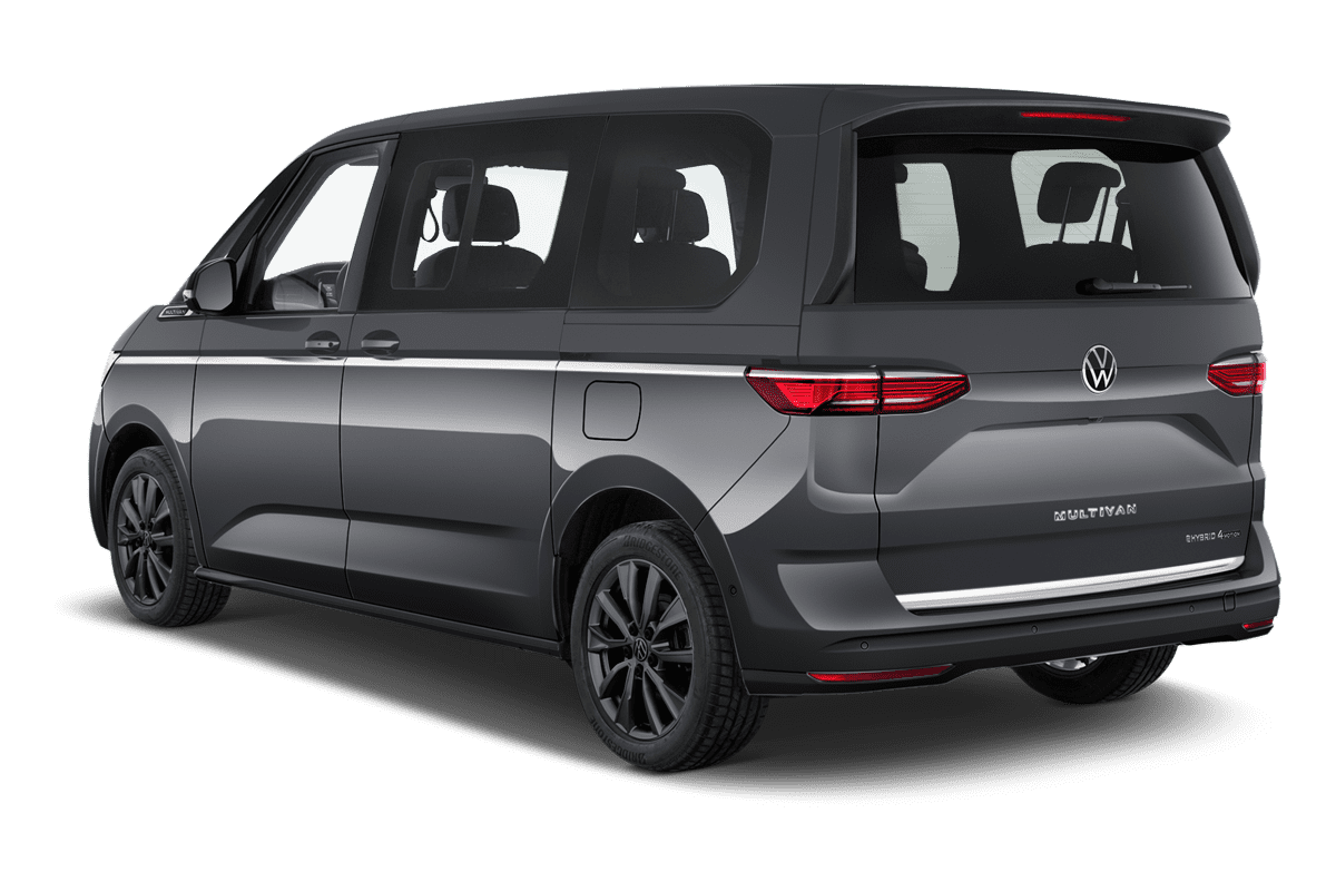 Schräge Heckansicht eines VW Multivan Plug-in-Hybrid, freigestellt