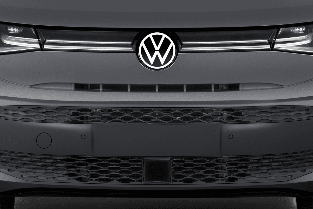 Kühlergrill eines VW Multivan Plug-in-Hybrid