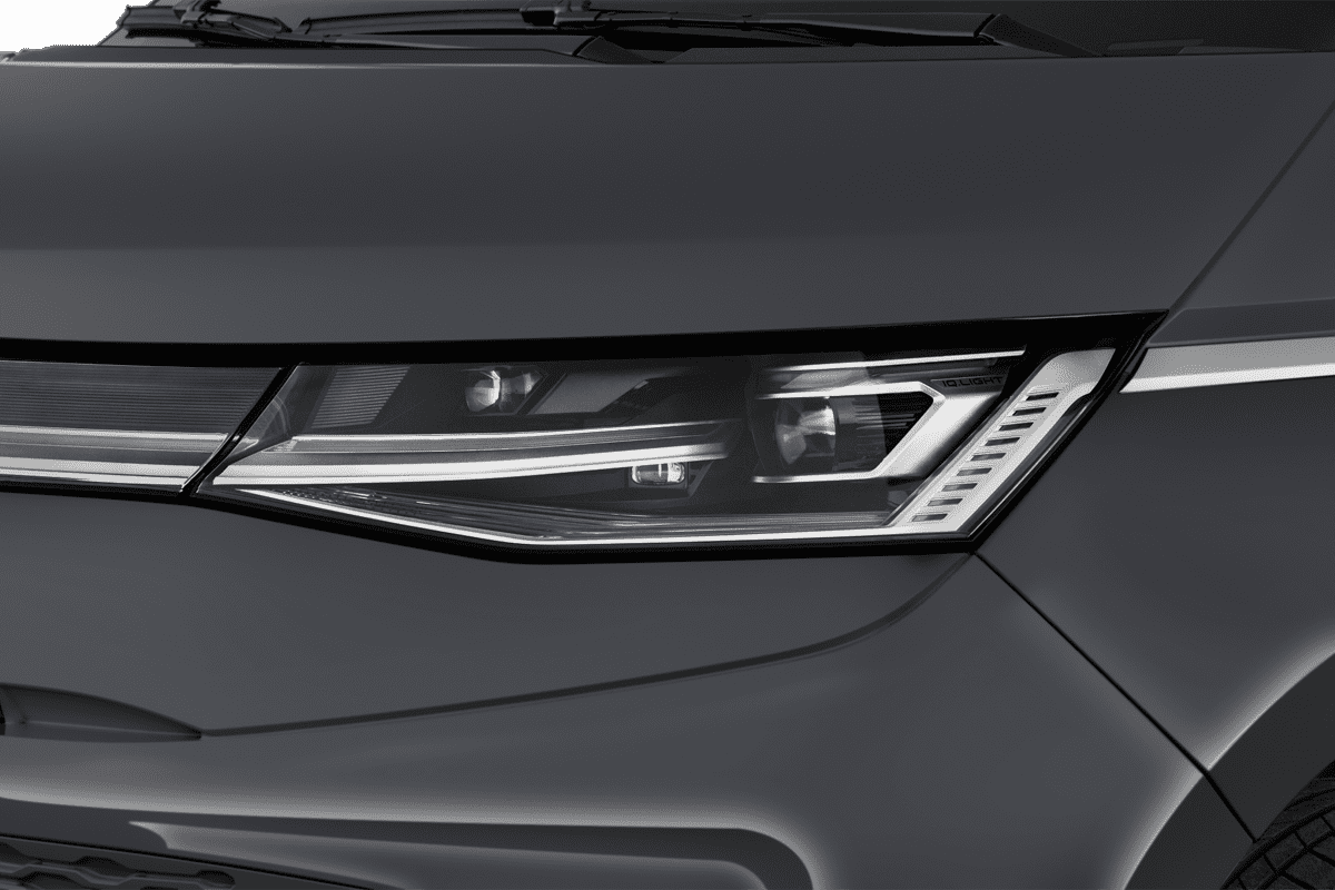 Frontscheinwerfer eines VW Multivan Plug-in-Hybrid