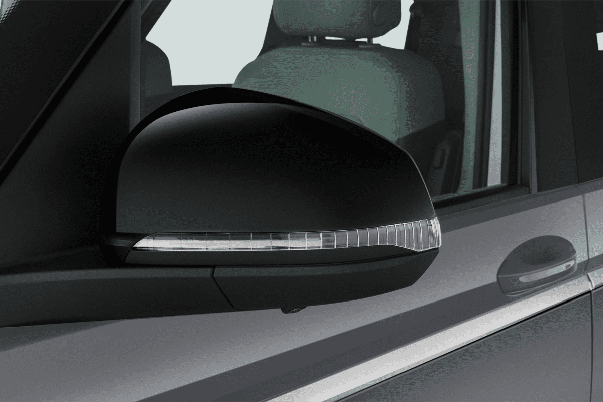 Rückspiegel eines VW Multivan Plug-in-Hybrid