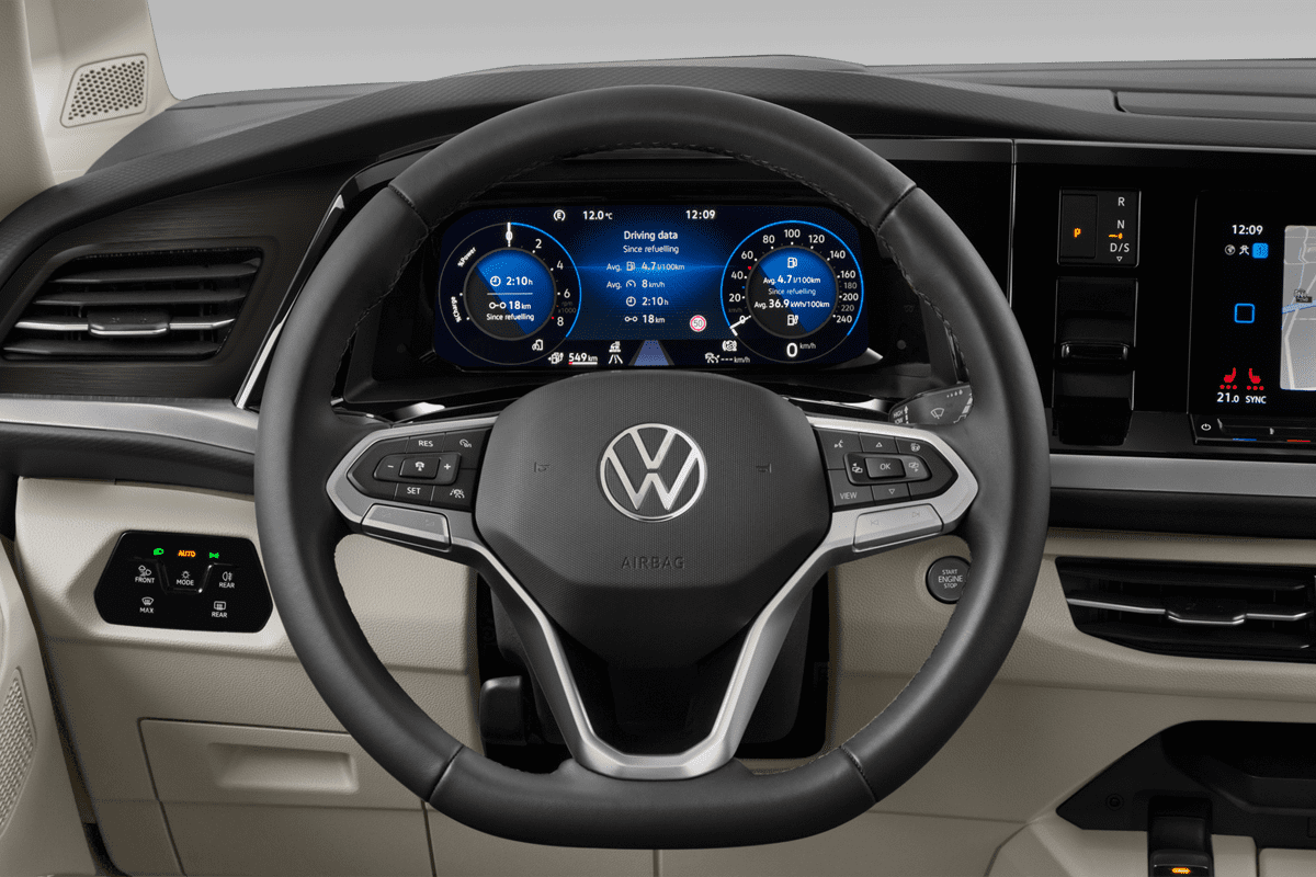 Lenkrad eines VW Multivan Plug-in-Hybrid