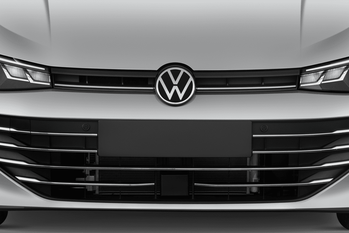 Kühlergrill eines VW Passat Variant