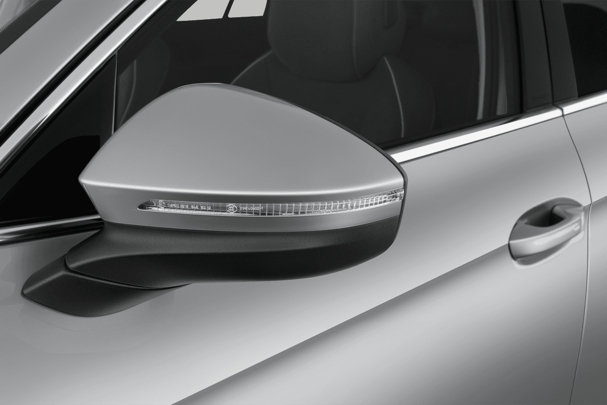 Rückspiegel eines VW Passat Variant