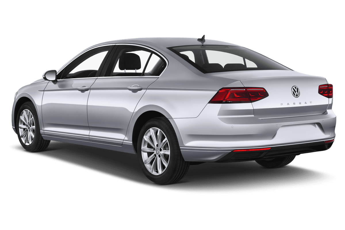 Schräge Heckansicht eines VW Passat Limousine, freigestellt