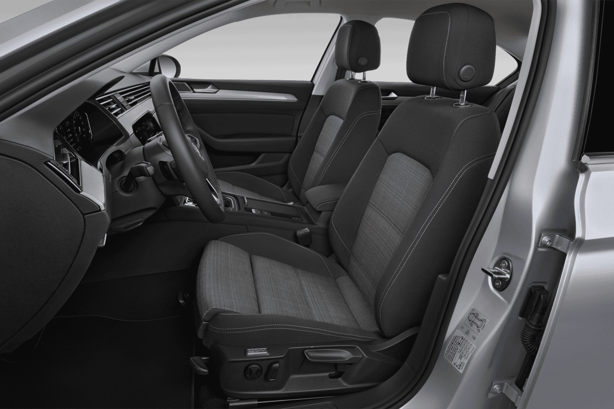 Vordersitze eines VW Passat Limousine