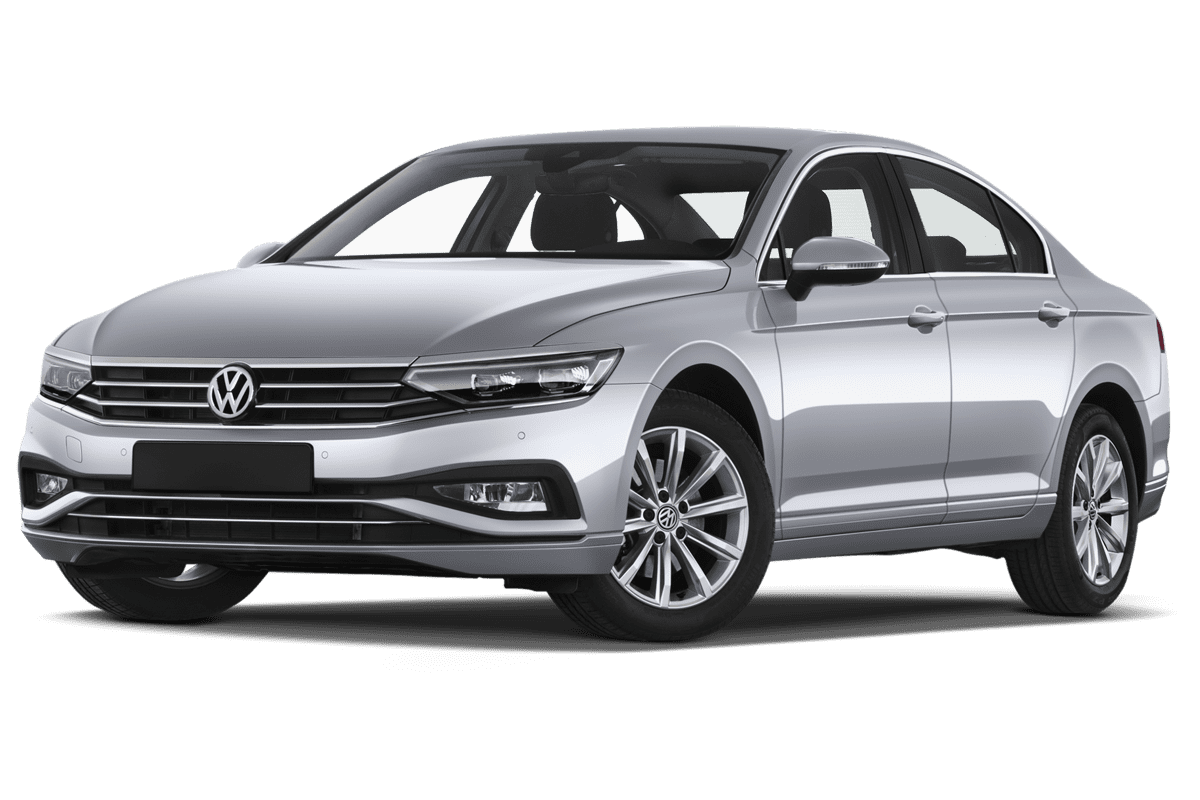 Tiefe, schräge Heckansicht eines VW Passat Limousine, freigestellt