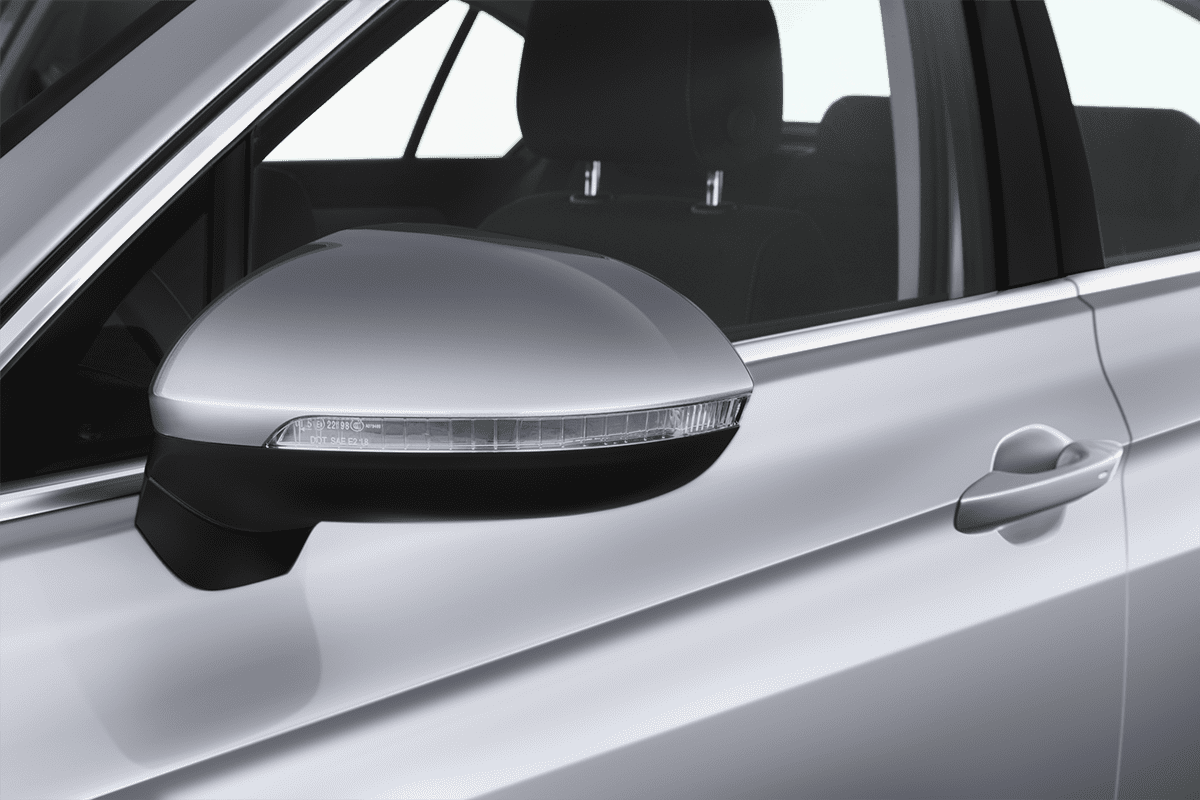 Rückspiegel eines VW Passat Limousine