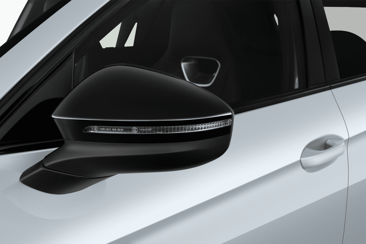 Rückspiegel eines VW Passat Variant 