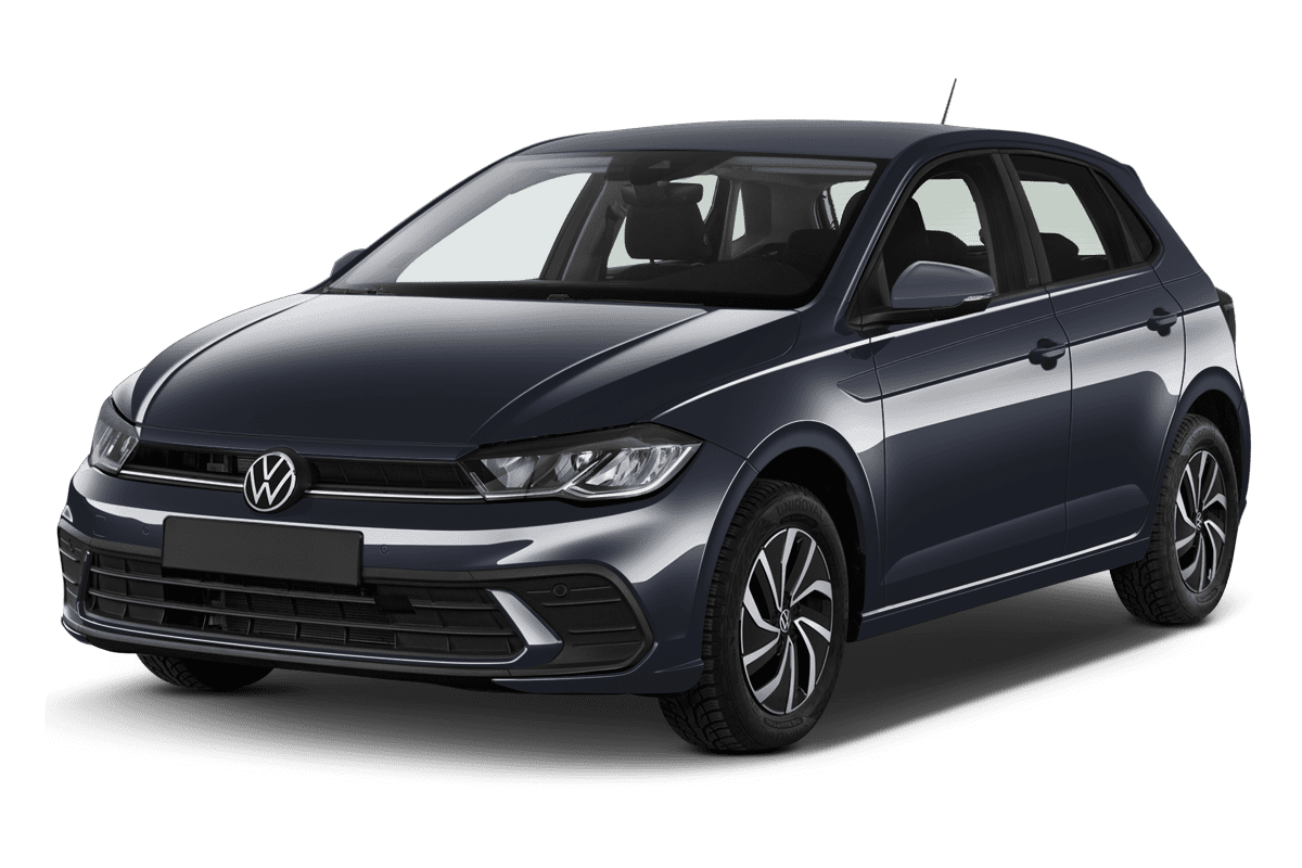 Schräge Frontansicht auf einen Volkswagen Polo, freigestellt