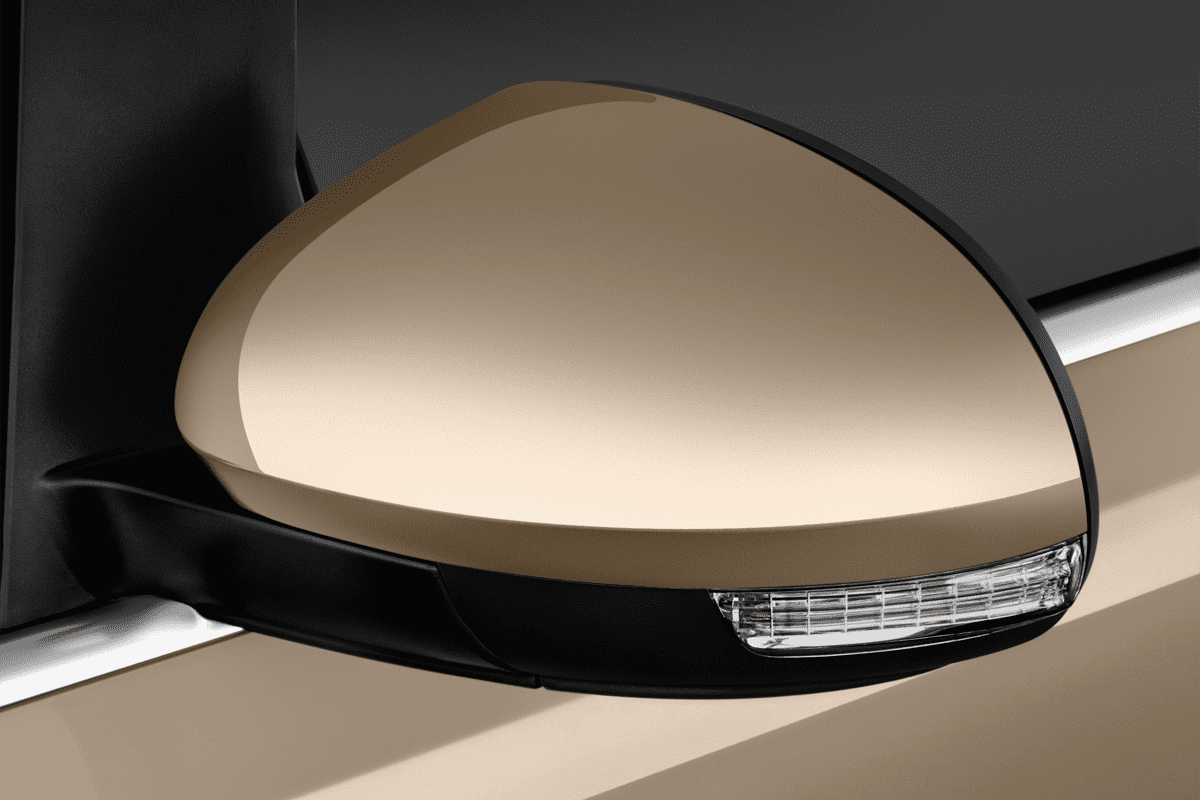 Rückspiegel eines VW Sharan ACTIVE