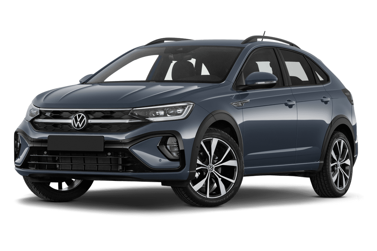 Tiefe, schräge Heckansicht eines VW Taigo, freigestellt