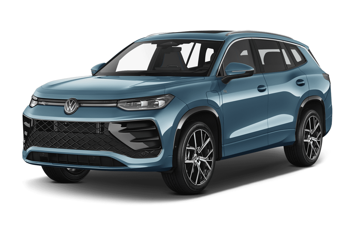 Schräge Frontansicht eines VW Tayron, freigestellt