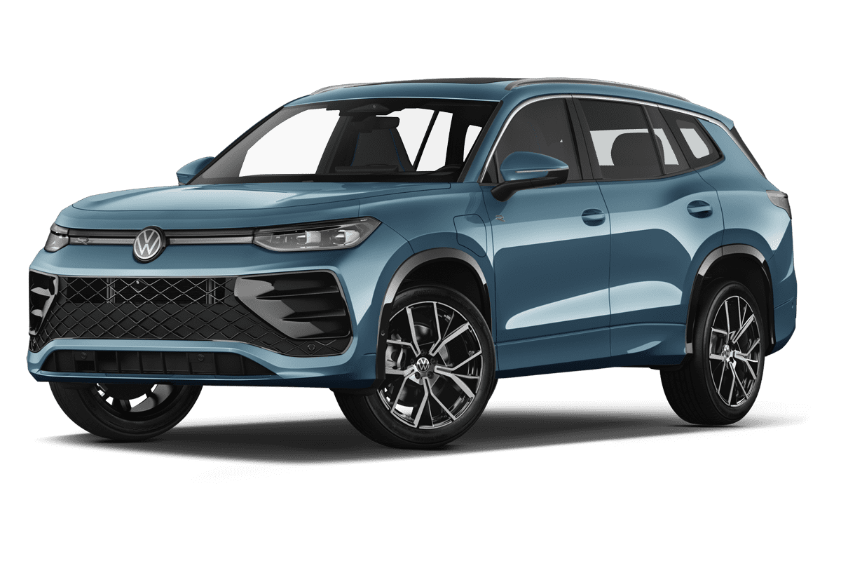 Tiefe, schräge Heckansicht eines VW Tayron, freigestellt