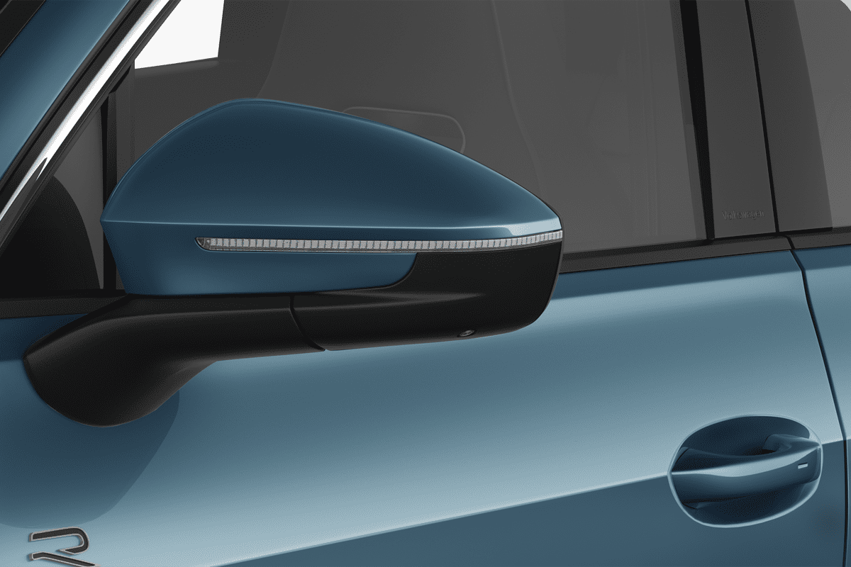 Rückspiegel eines VW Tayron