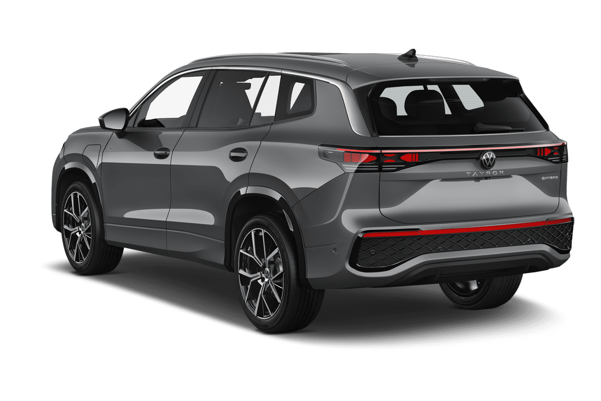 Schräge Heckansicht eines VW Tayron, freigestellt