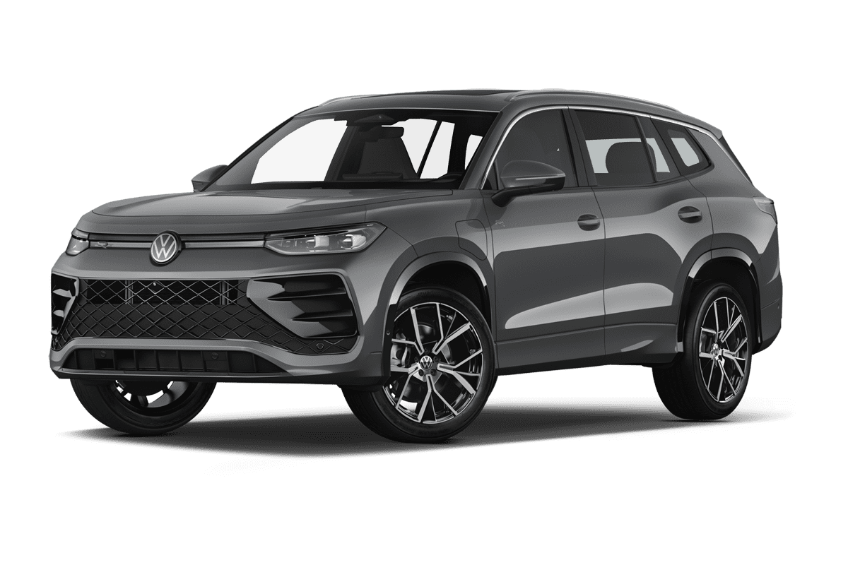 Tiefe, schräge Heckansicht eines VW Tayron, freigestellt