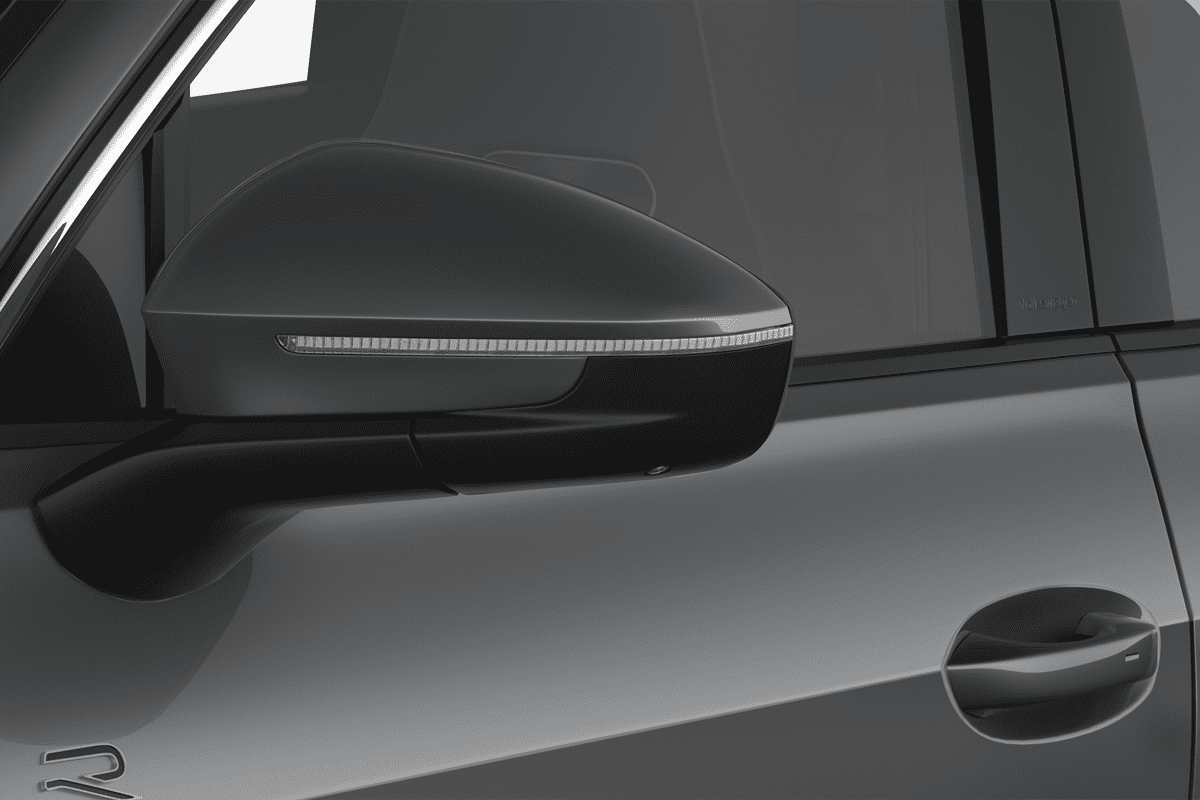 Rückspiegel eines VW Tayron