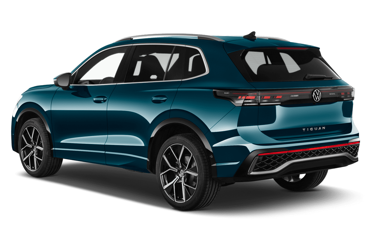 Schräge Heckansicht eines VW Tiguan eHybrid ENERGY, freigestellt