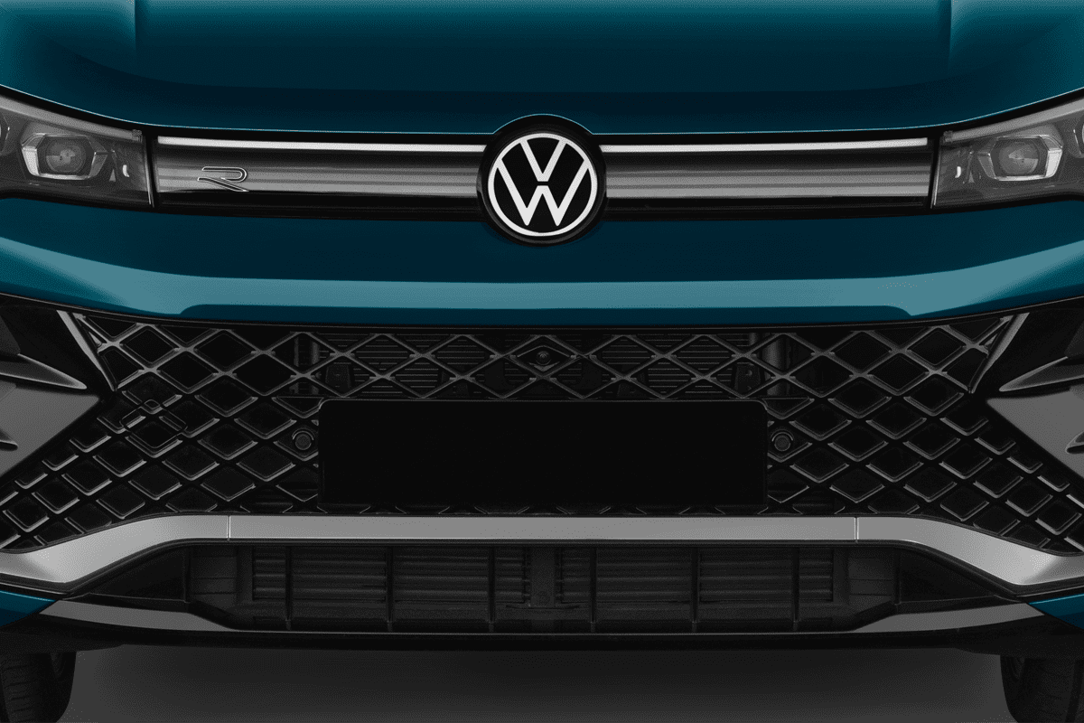 Kühlergrill eines VW Tiguan eHybrid ENERGY