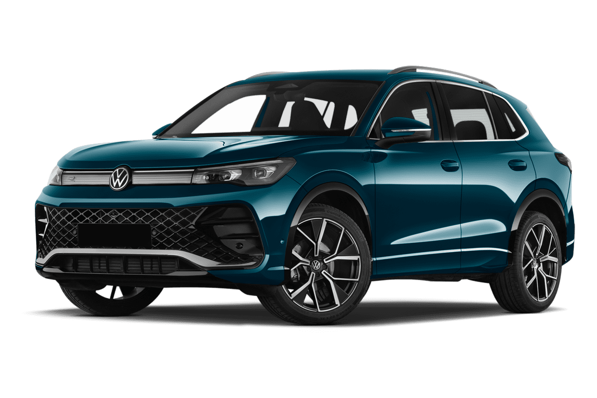 Tiefe, schräge Heckansicht eines VW Tiguan eHybrid ENERGY, freigestellt