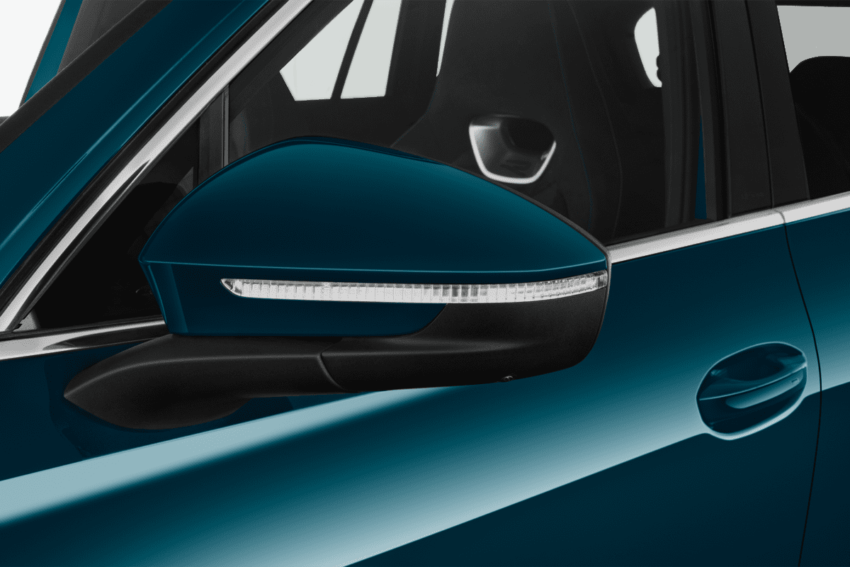 Rückspiegel eines VW Tiguan eHybrid ENERGY