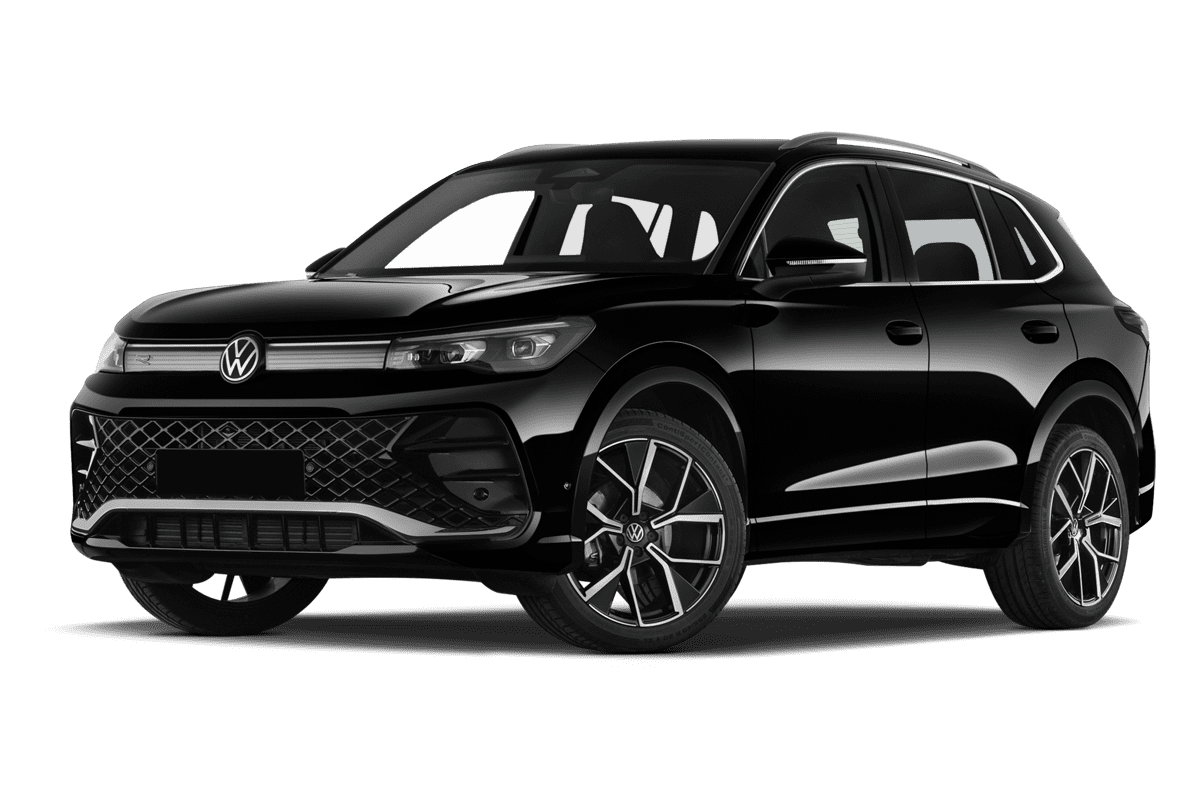 Tiefe, schräge Heckansicht eines VW Tiguan , freigestellt