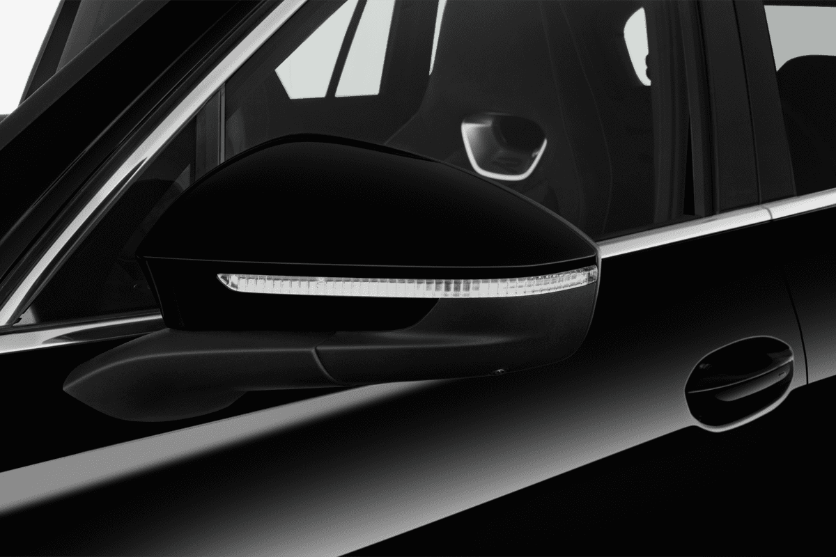 Rückspiegel eines VW Tiguan 