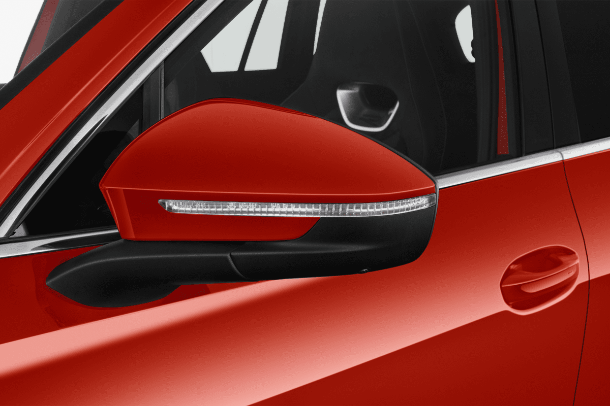 Rückspiegel eines VW Tiguan