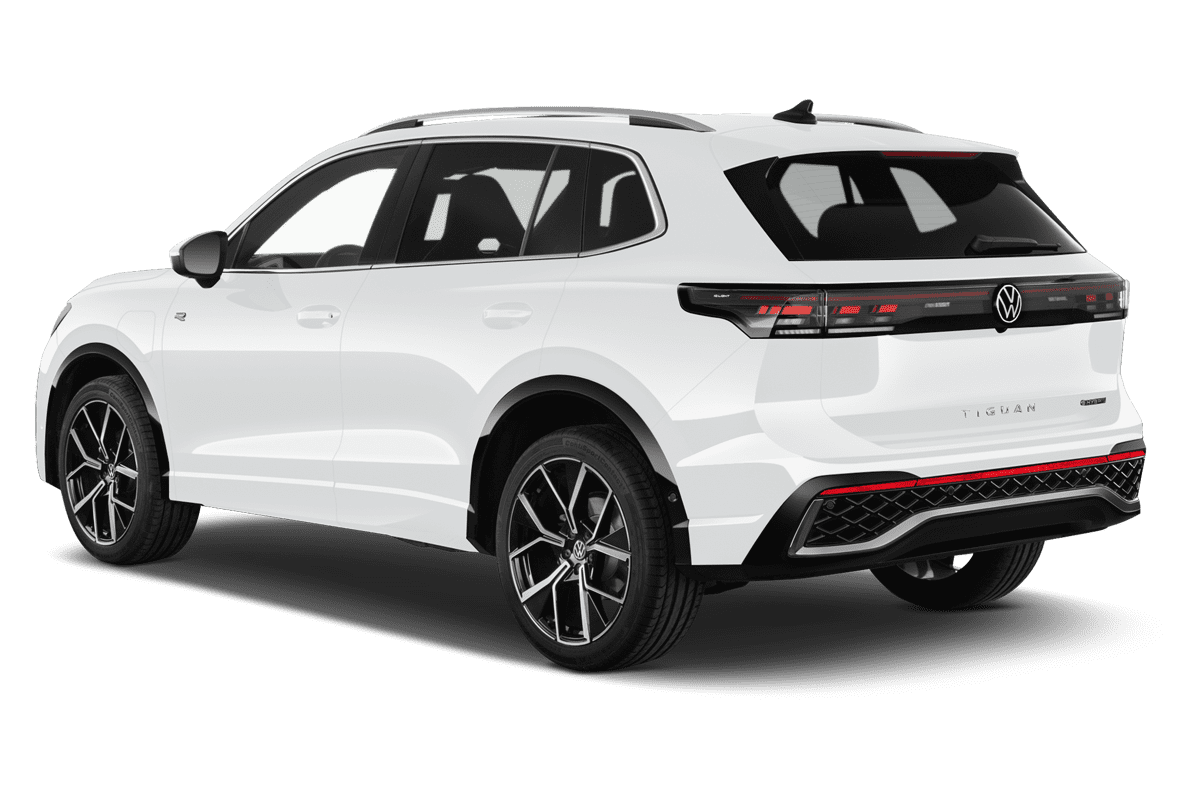 Schräge Heckansicht eines VW Tiguan eHybrid , freigestellt