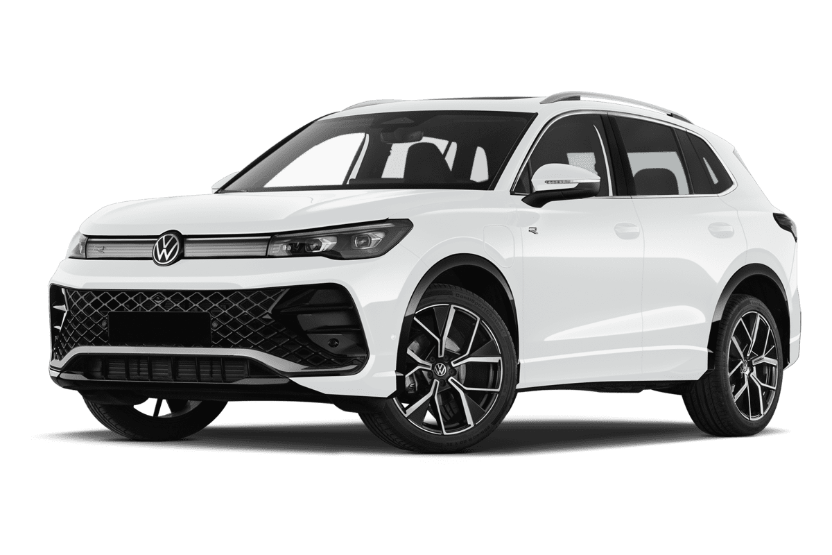 Tiefe, schräge Heckansicht eines VW Tiguan eHybrid , freigestellt