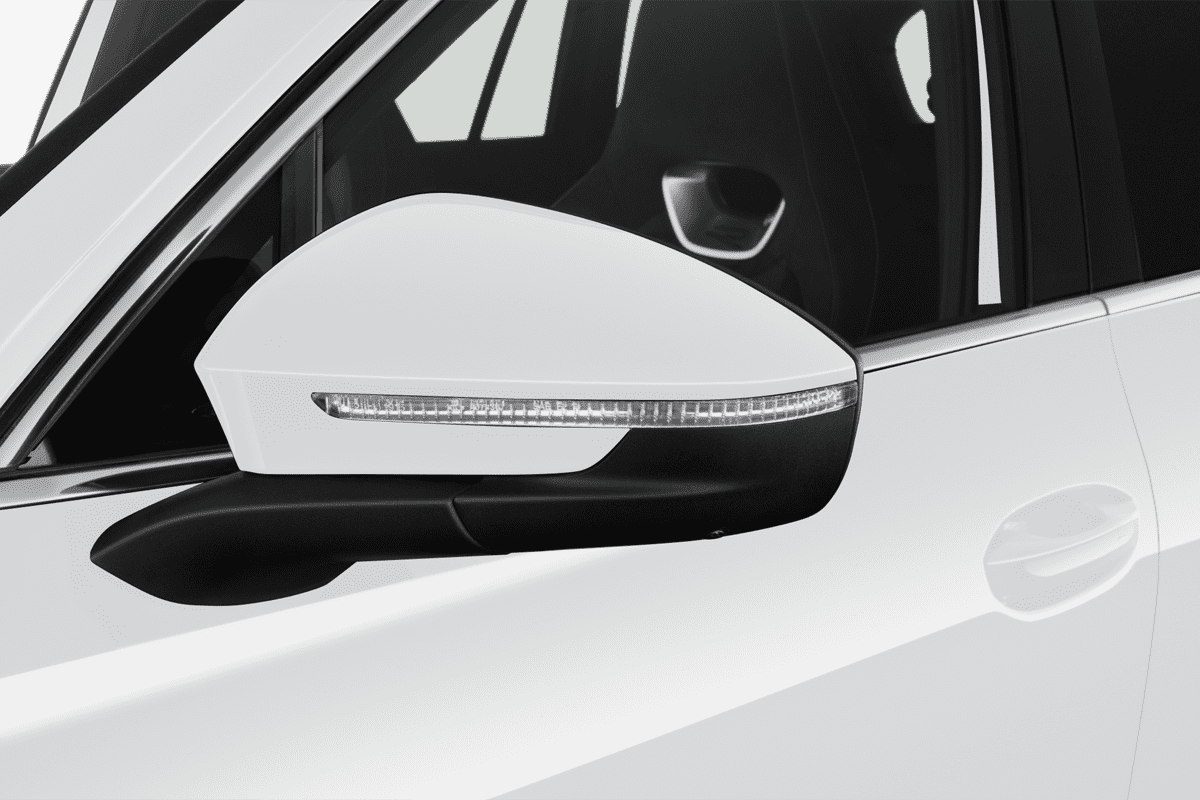 Rückspiegel eines VW Tiguan eHybrid 