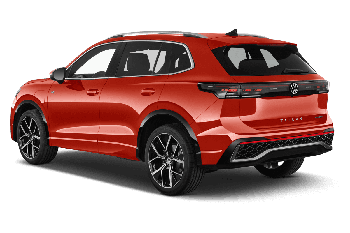 Schräge Heckansicht eines VW Tiguan eHybrid , freigestellt