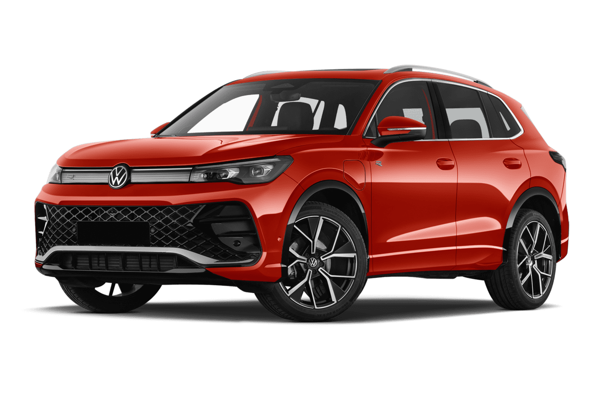 Tiefe, schräge Heckansicht eines VW Tiguan eHybrid , freigestellt