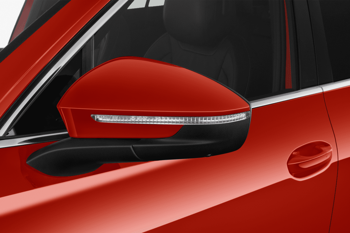 Rückspiegel eines VW Tiguan eHybrid