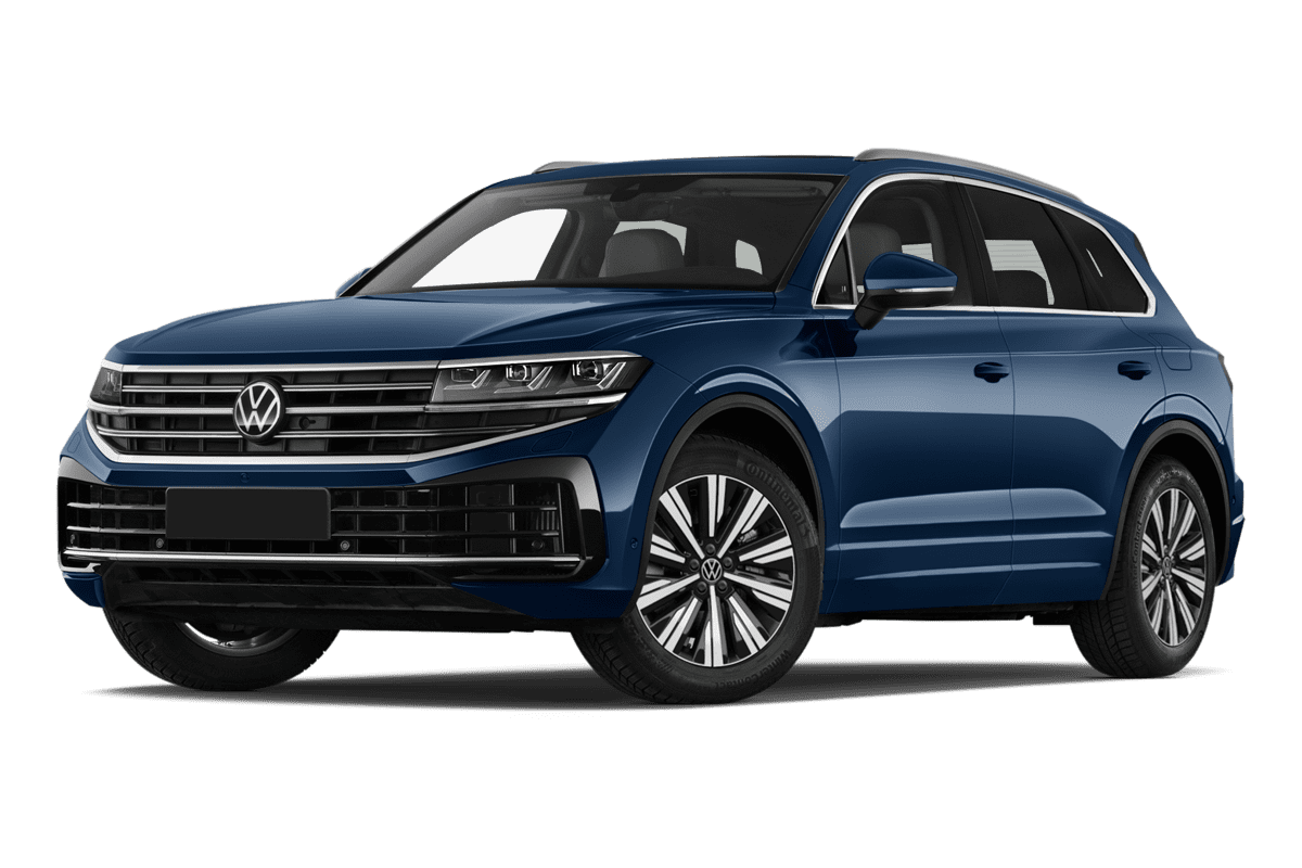Tiefe, schräge Heckansicht eines VW Touareg, freigestellt