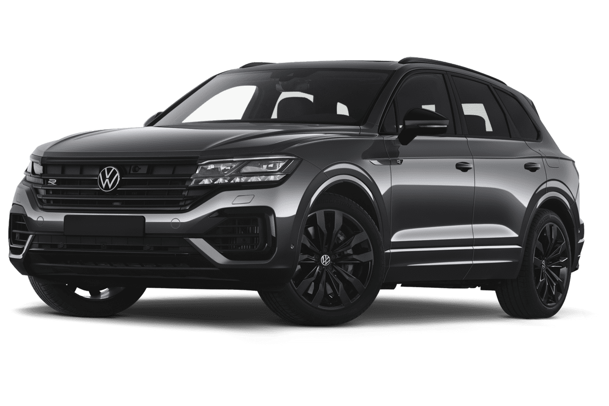 Tiefe, schräge Heckansicht eines VW Touareg R, freigestellt