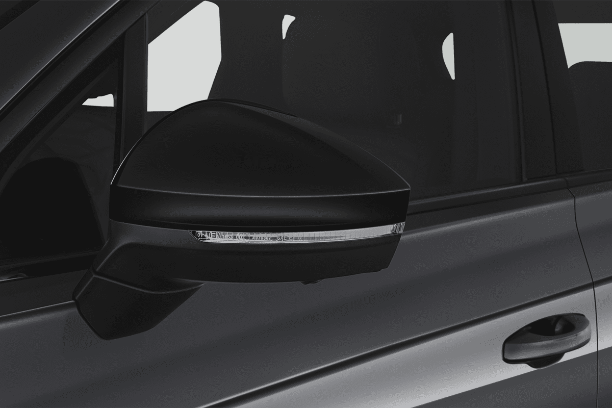 Rückspiegel eines VW Touareg R