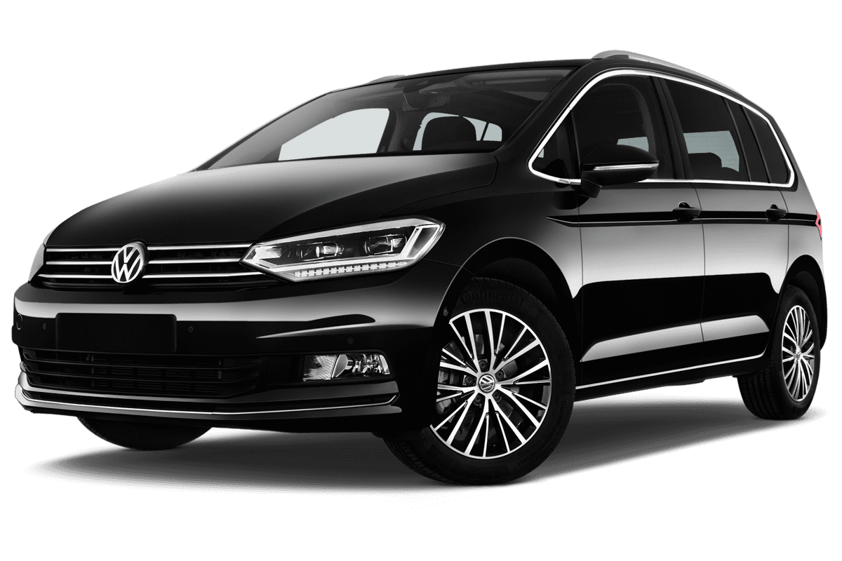 Tiefe, schräge Heckansicht eines VW Touran GOAL, freigestellt