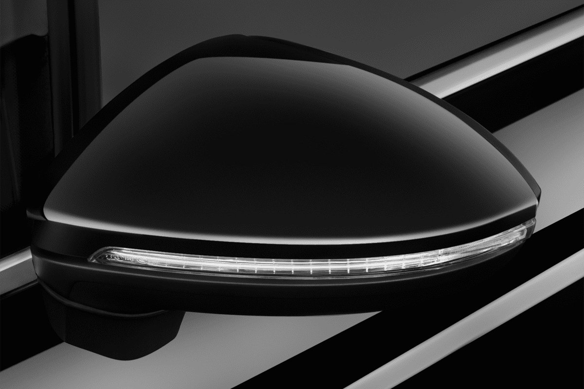 Rückspiegel eines VW Touran GOAL