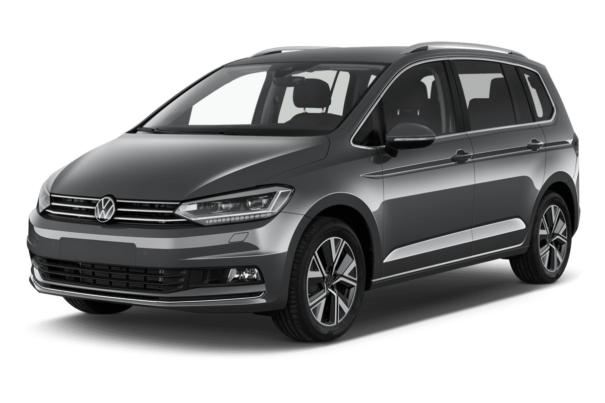 Schräge Frontansicht eines VW Touran, freigestellt